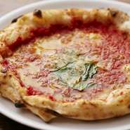 トマト、ニンニク、オレガノのみ。これ以上引き算できない、というシンプルなピッツァは、生地の魅力をもっとも味わえるメニューでもあります。