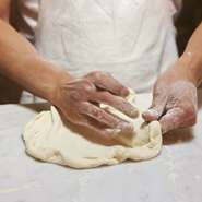 ピッツァは「生地」を食べる料理、という職人の信念を形に