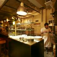 おいしさを届けるだけでなく、人と人との出会いの場でありたい思っています。くつろいでお食事を楽しんでもらうのはもちろん、サロンのように利用していただけるよう心がけています。