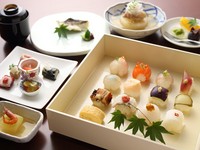 【嘉肴 うす井】がランチタイムに登場。1日限定10食の御膳です。『手まり寿司』をメインに、先付けから、焼き物、デザートまで7品を堪能。四季を感じさせる趣向が凝らされた、女性に人気のセットです。