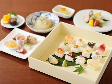 野菜をふんだんに盛り込んだヘルシーな『姫寿司御膳2000円コース』