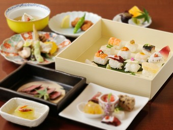 少しずついろいろな料理を楽しめる『姫寿司御膳3500円コース』