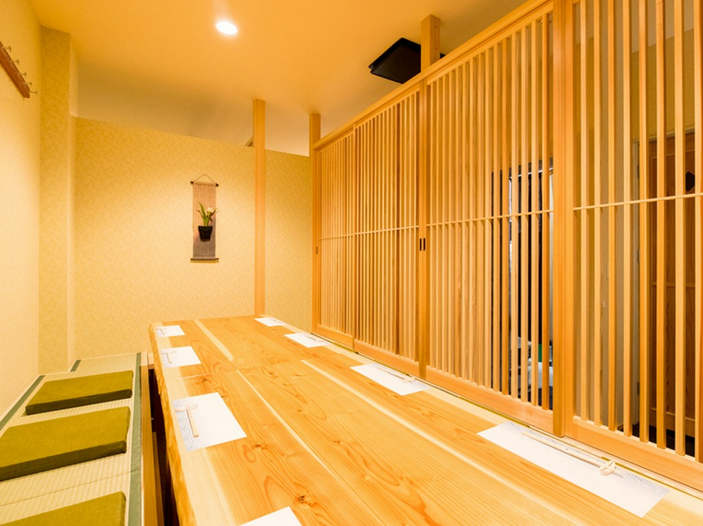 さり気なく花が飾られ、ゆったりとリラックスできる半個室