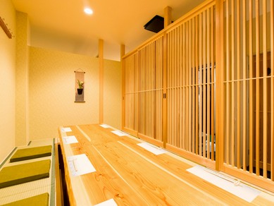 さり気なく花が飾られ、ゆったりとリラックスできる半個室