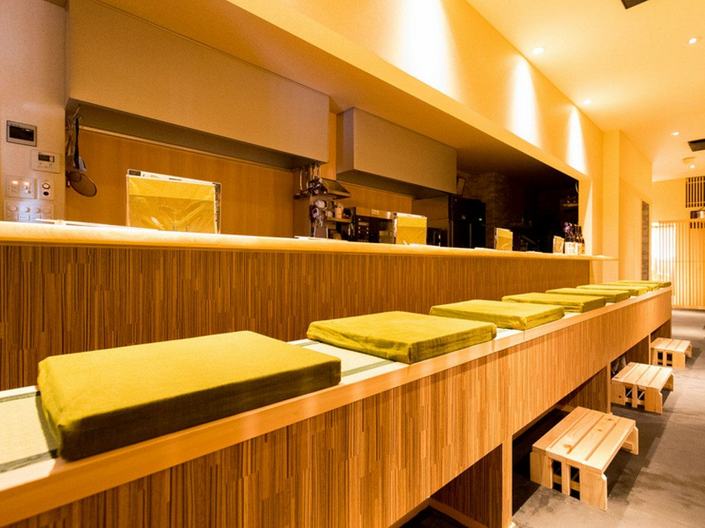 ふんわりクッションが置かれた、座り心地のよいカウンター席