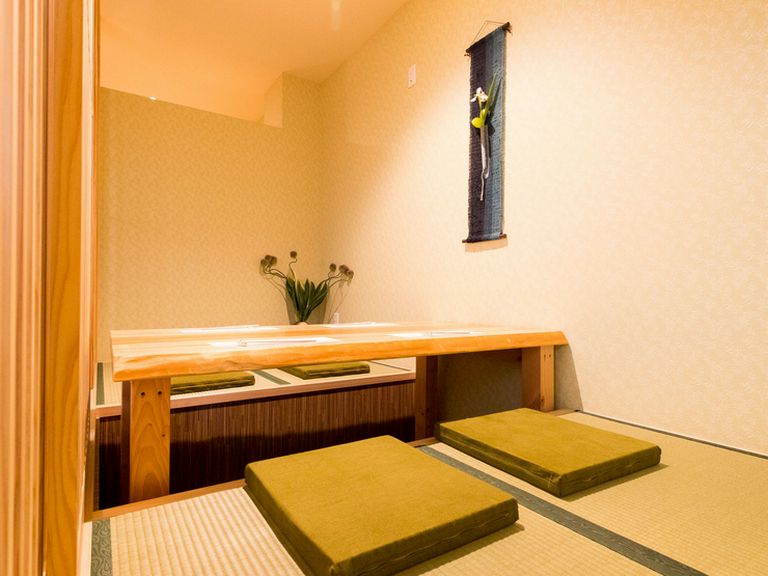 改まった会食の場に相応しい、掘りごたつ式の4名用個室