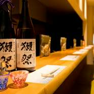 食前・食中などシーンに合わせた日本酒がずらり勢揃い。少しずつ、いろいろな日本酒を味わいたい方には、『利き酒3種セット』がおすすめです。どれがいいか分からない方は、お店の方に聞いてみてはいかが。