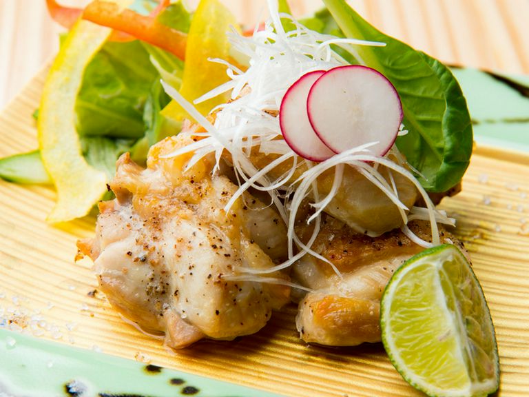 独特の歯応えとコク深い味わいの『但馬鶏の青塩グリル』