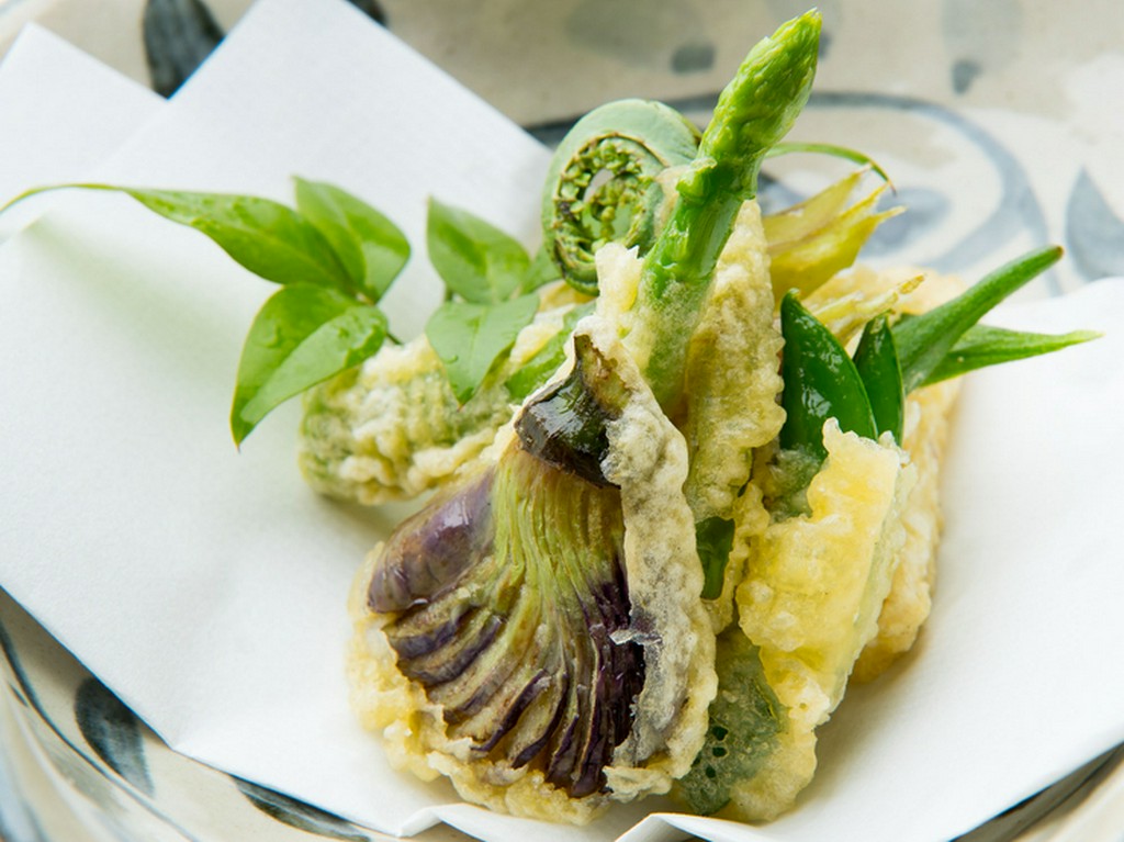 サクサク衣がクセになる『初夏の野菜天婦羅盛り合わせ』