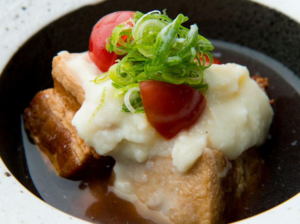 トロトロでやさしい口当たりの『豚の角煮ホワイトソース掛け』