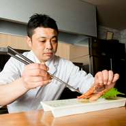 スタッフ全員が商品の知識を把握し、お客様にしっかり説明ができるようにしています。大人がゆっくりお酒と料理を楽しめる店。京都の味付け、和の空間と調和する、季節感のある料理をお楽しみください。