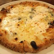 濃厚なゴルゴンゾーラ、チェダー、パルメジャーノ、モッツアレッラのチーズ好きにはたまらないピッツァ