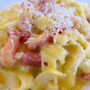 燻製してないイタリア産の生ベーコンに玉ねぎとシンプルな食材でチーズのコクと卵黄の濃厚さがストレートに伝わる一品。もちろん生クリームは入れませんよ。