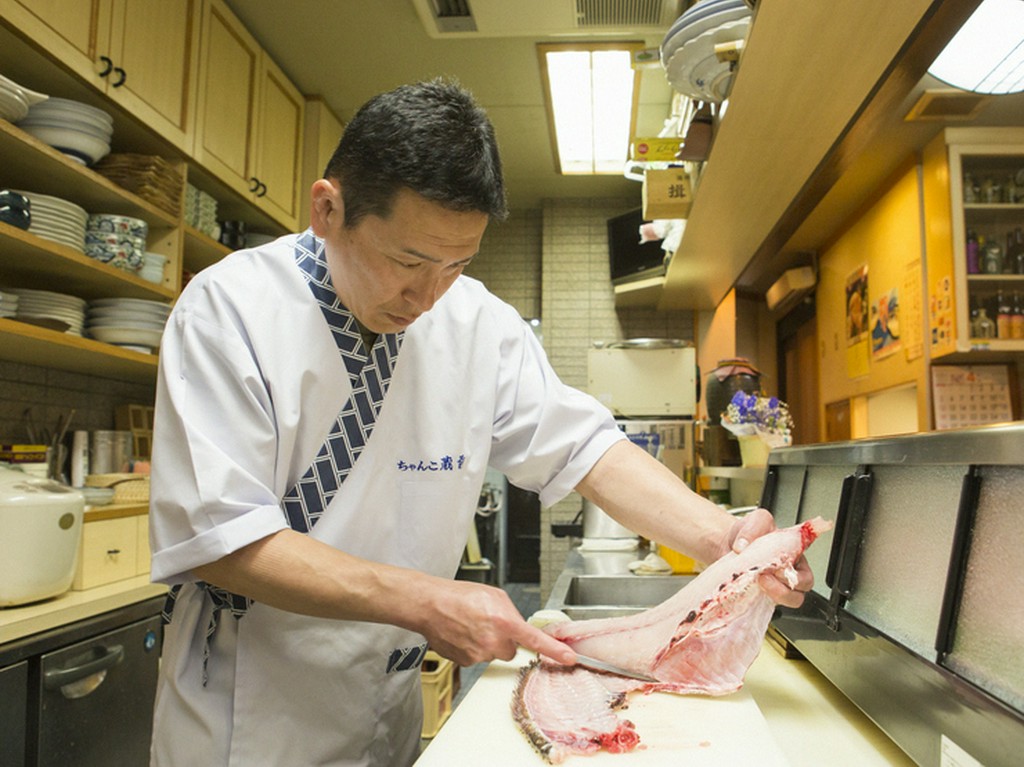 鮮やかに魚をおろす酒上氏