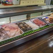 播磨灘近海で獲れる魚を地元では「前どれ」と呼んでいます。鯛、ヒラメ、穴子、たこ、かれい、アイナメ、カワハギなど種類豊富で、どれもが一級品。毎朝、姫路市中央卸売市場で水揚げしたての魚を仕入れています。