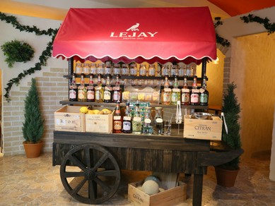 店内に置かれたキュートな『リキュールワゴン』