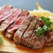 食肉店直営の【肉バルNicoパティオ】。店内にある熟成庫で、食肉のプロがつくる熟成肉は絶品です。自社開発ブランドの「エゴマ豚」も要チェック。100g単位で好きな量を選べるのも、肉好きにはたまりません。