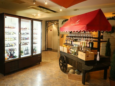 ヨーロッパの街中にいるような、おしゃれなつくりの店内