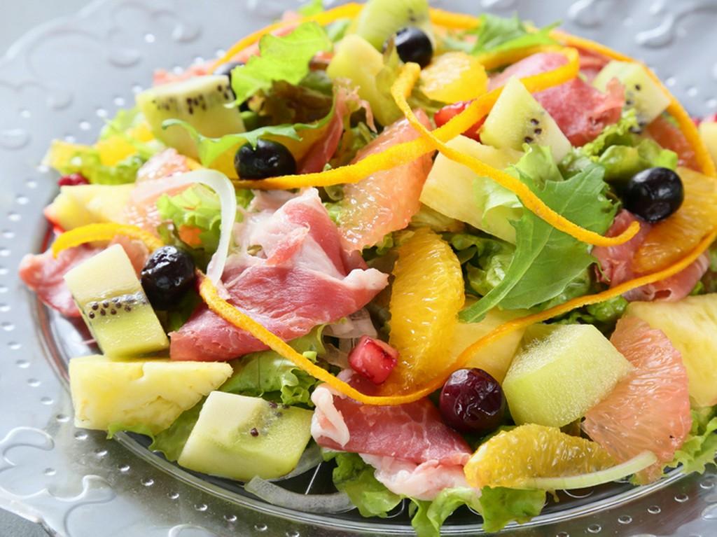 パステルカラーが愛らしい『Patio生ハムとフルーツサラダ』