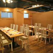 仕切りを取り払えば最大で80名入れる広々とした部屋もあり、大人数でのパーティーもおまかせ！　ほとんどの席が個室として利用できるので、落ち着いて会食できるのも魅力です。