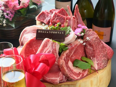 ローソクとプレート付きで、本物のケーキみたいな『肉ケーキ』