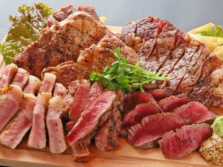 ボリュームたっぷり! 約1.0kgのステーキ盛り合わせ『ニクモリ』