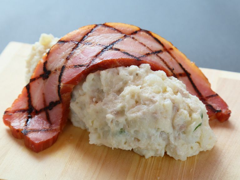 見た目のインパクトに圧倒されるお店オリジナルの人気メニュー『肉屋のポテトサラダ』