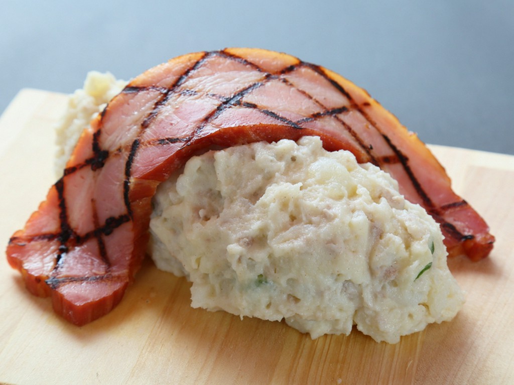 見た目のインパクトに圧倒されるお店オリジナルの人気メニュー『肉屋のポテトサラダ』