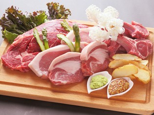 1キログラムの絢爛豪華な盛り合わせ『ニクモリ』