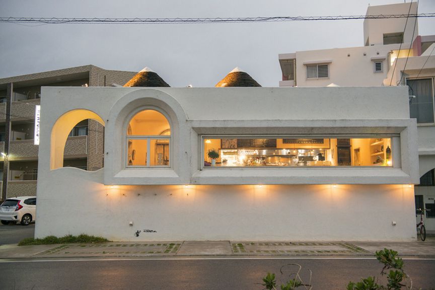 船をイメージした白亜の店舗。ドーム型の天井にも注目です