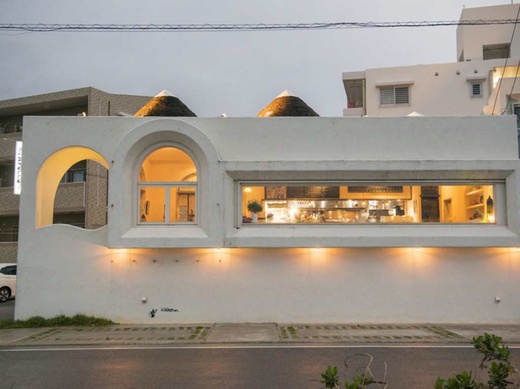 船をイメージした白亜の店舗。ドーム型の天井にも注目です