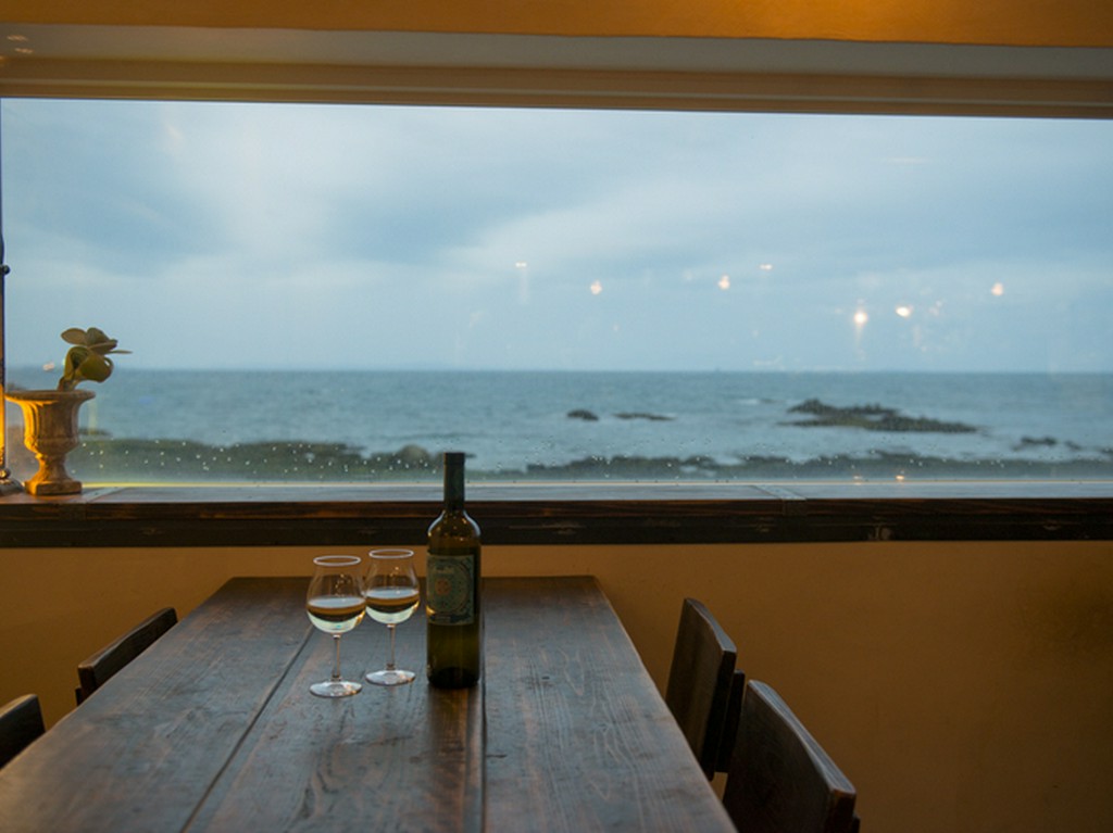 目の前に海が広がる、長いキャンバスのような窓が印象的です