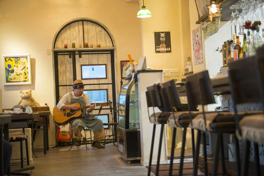 音楽も重要なピースのひとつ。即興の演奏を聞ける時もあります