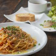パスタを3種から選べる。シンプルながら、素材に魔法をかけたかのようなおいしさのパスタは必食です。