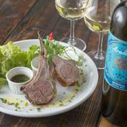 余計なことはせず、肉の温度に気を配りながら、じっくり丁寧に焼き上げることで、ジューシーながら肉の個性を味わえる一品に。イタリアの岩塩や自家製ジェノバソースで味のバリエーションも広がります。