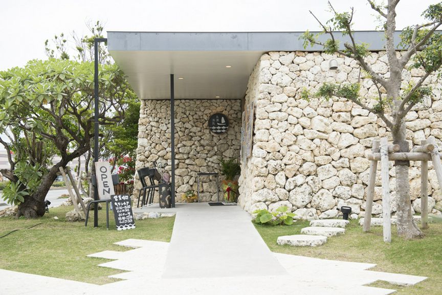 地元の人と積み上げた石灰石で、昔ながらの糸満の街並みを再現