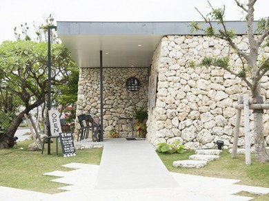 地元の人と積み上げた石灰石で、昔ながらの糸満の街並みを再現