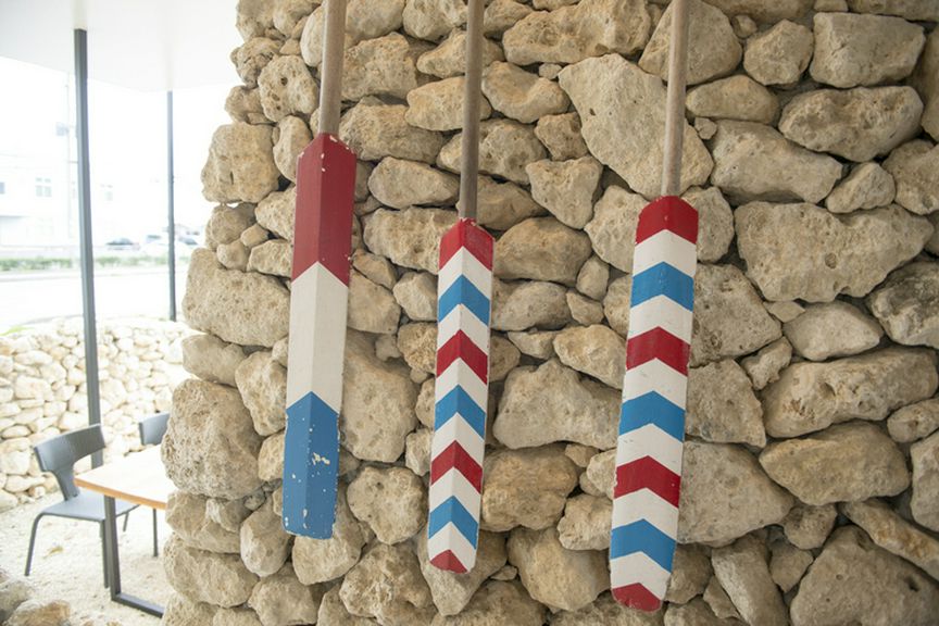 あらゆる場所に海人の漁具があしらわれ、糸満らしさを演出