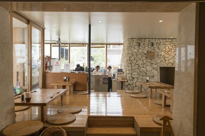 ガラス張りで明るい店内は、仕切りがなく開放的な雰囲気