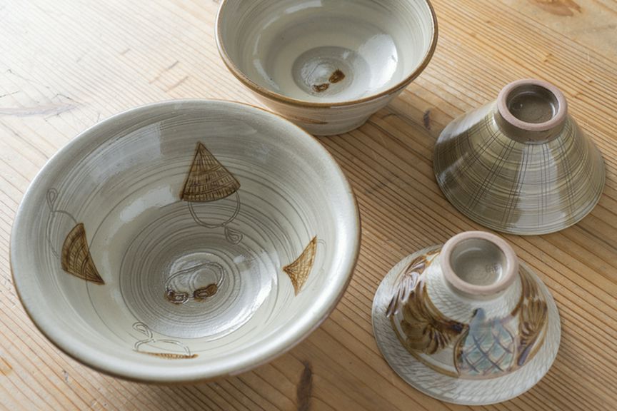 器や皿は糸満出身の陶芸家が手がけた、オリジナルやちむんを使用