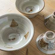 器や皿は糸満出身の陶芸家が手がけた、オリジナルやちむんを使用