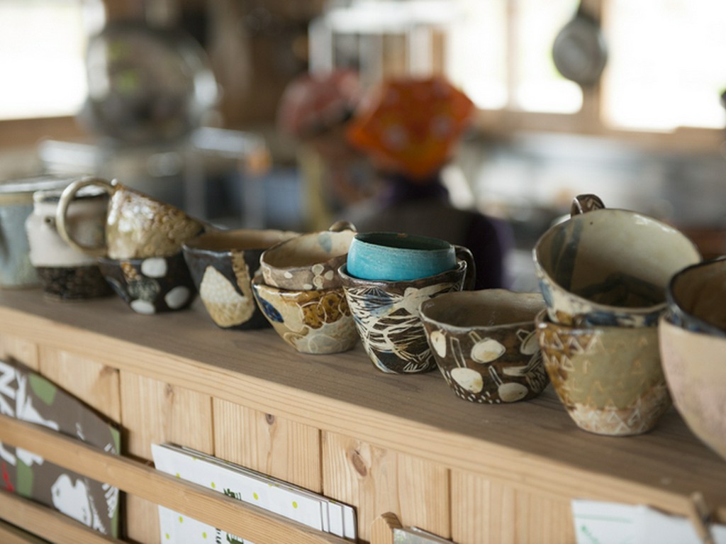 島野菜料理を彩る、沖縄在住陶芸家たちのやちむん