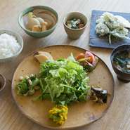 新鮮な今帰仁村産の野菜を中心に、旬の島野菜から生み出される8品のお惣菜は、斬新なアレンジにも脱帽です。