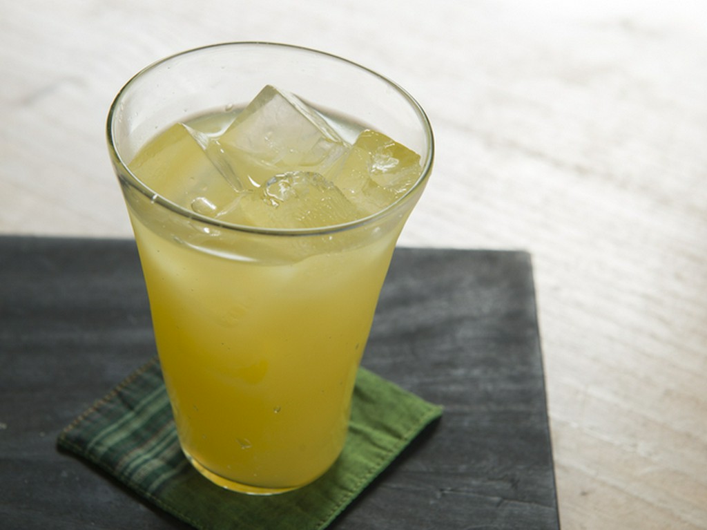 太陽に照らされた体を癒す懐かしい味の『シークヮーサージュース』