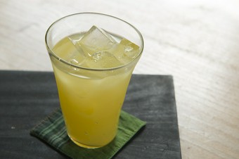 太陽に照らされた体を癒す懐かしい味の『シークヮーサージュース』