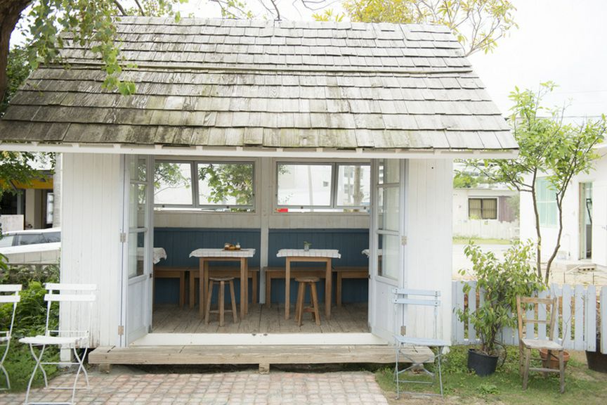 手づくりの小屋やベンチがあるガーデン席も人気です