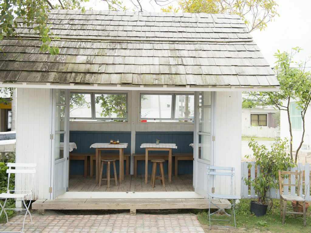 手づくりの小屋やベンチがあるガーデン席も人気です