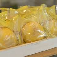 ヒラミレモンとはシークヮーサーのこと。ほんわりした生地にしっかりシークヮーサーのテイストが効いた『ヒラミレモン』は早い時間に売り切れ必至の大注目商品。空港店でも人気のお土産として販売されています。