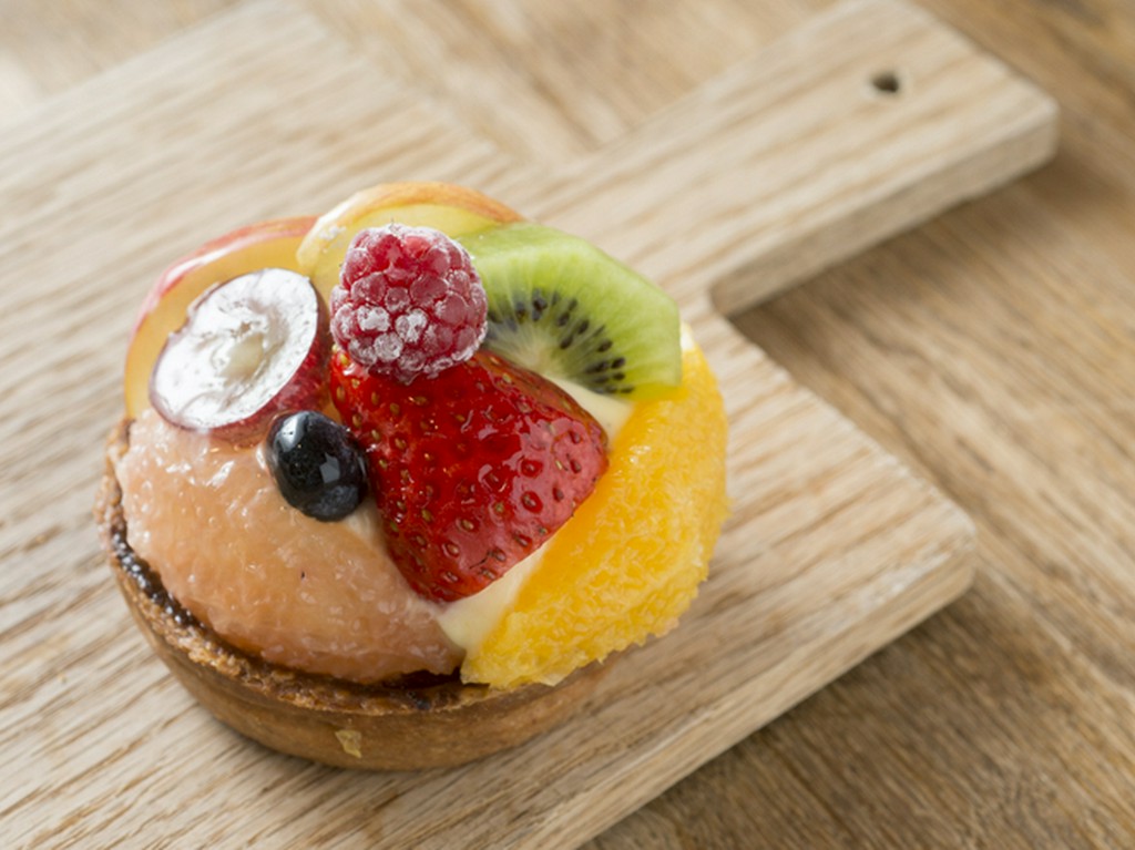 沖縄の旬を贅沢に味わう。『季節のいろいろフルーツのタルト』