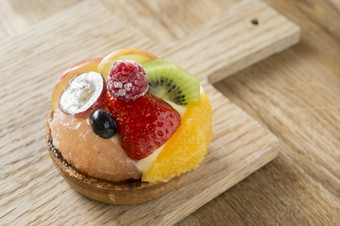 沖縄の旬を贅沢に味わう。『季節のいろいろフルーツのタルト』